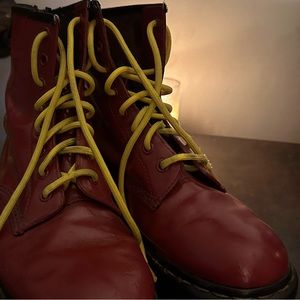 DR MARTEN LACE UP BOOTS